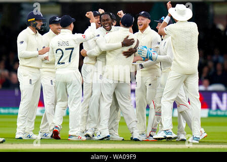 England's Jofra Archer (Mitte) feiert die wicket von Australiens Cameron Bancroft mit Teamkollegen bei Tag drei der Asche Test Match auf Lord's, London. Stockfoto