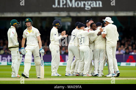 England's Jofra Archer (Mitte) feiert die wicket von Australiens Cameron Bancroft mit Teamkollegen bei Tag drei der Asche Test Match auf Lord's, London. Stockfoto