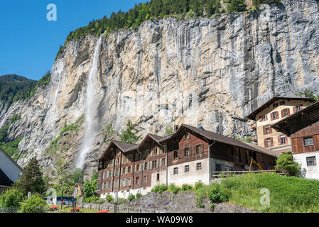 Stadtbild mit Staubach fällt, Lauterbrunnen, Berner Oberland, Schweiz, Europa Stockfoto