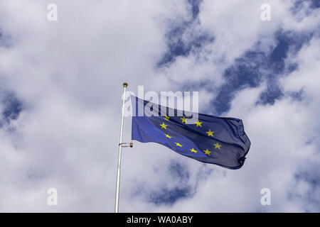 Fahne der Europäischen Union winken, mit Wolken Hintergrund Stockfoto