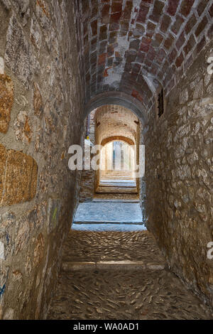 Einer der Kanäle durch die Gassen von Girona, die geschlossen werden könnten, das Jüdische Viertel innerhalb der Stadtmauern zu schützen. Stockfoto