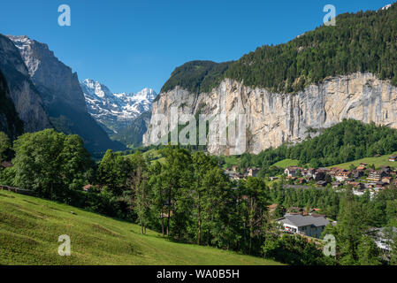 Blick in das Lauterbrunnental mit Staubbachfall, Lauterbrunnen, Berner Oberland, Schweiz, Europa Stockfoto