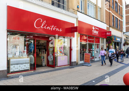 Clintons Grusskarten-Shop mit Rieker Schuhgeschäft nebenan, Broadmead, City of Bristol, England, Großbritannien Stockfoto