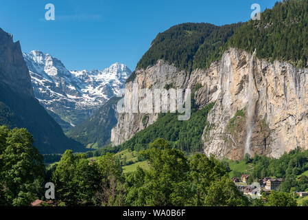 Blick in das Lauterbrunnental mit Staubbachfall, Lauterbrunnen, Berner Oberland, Schweiz, Europa Stockfoto