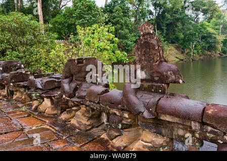 Geländer, die die kosmische Schlange Vasuki bei Preah Khan Tempel in Siem Reap Kambodscha Stockfoto