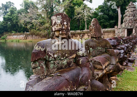 Geländer, die die kosmische Schlange Vasuki bei Preah Khan Tempel in Siem Reap Kambodscha Stockfoto