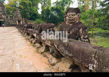 Geländer, die die kosmische Schlange Vasuki bei Preah Khan Tempel in Siem Reap Kambodscha Stockfoto