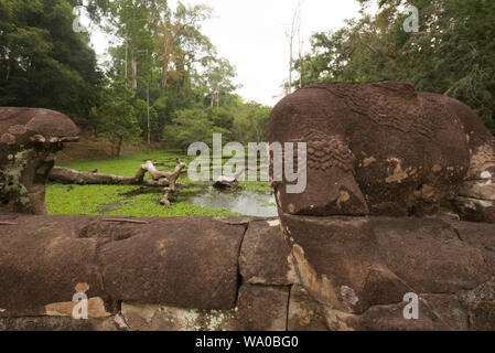 Geländer, die die kosmische Schlange Vasuki bei Preah Khan Tempel in Siem Reap Kambodscha Stockfoto