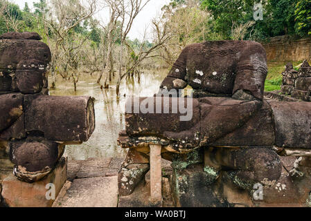 Geländer, die die kosmische Schlange Vasuki bei Preah Khan Tempel in Siem Reap Kambodscha Stockfoto