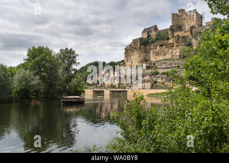 Dorf Beynac-et-Cazenac, Frankreich. Die Dordogne mit dem Dorf Beynac-et-Cazenac und das Chateau de Beynac im Hintergrund. Stockfoto