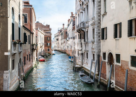 Kanal zwischen alten historischen Häusern in Venedig Stockfoto