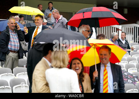 Zuschauer Unterschlupf vor dem Regen am Tag drei der Asche Test Match auf Lord's, London. Stockfoto