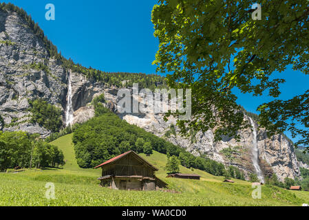 Landschaft im Lauterbrunnental mit dem Spissbach fällt und der Staubbachfall, Lauterbrunnen, Berner Oberland, Schweiz, Europa Stockfoto