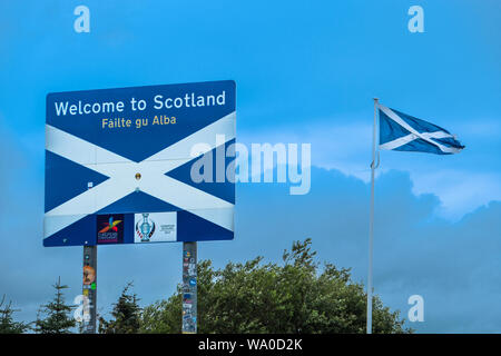 Schild am Straßenrand und Kreuz von St. Andrew Flagge Besucher nach Schottland bei Carter Bar. Stockfoto