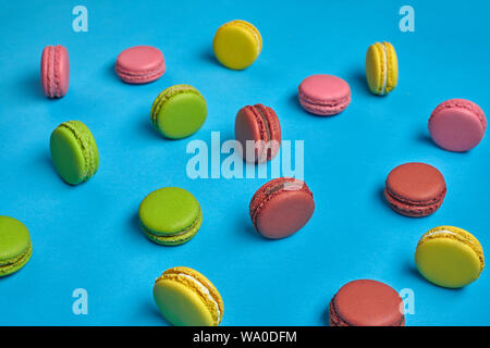 Ansicht von oben eine schöne Macarons oder Makronen, Sweet meringue-basierte Konfektion mit einer Ganache, buttercream oder Marmelade Füllung zwischen zwei solchen cooki sandwiched Stockfoto