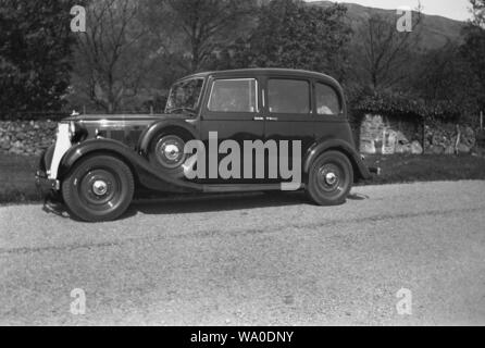 1940er Jahre, historische Seitenansicht eines eleganten Autos aus der Zeit, das an einer Straße geparkt wurde, England, Großbritannien. Der Wagen hat Hecktüren, auch als Suzidtüren bekannt, ein häufiges Merkmal von Fahrzeugen aus dieser und früheren Epoche und stammt aus der Zeit, als sie auf Pferdekutschen verwendet wurden. Solche Türen wurden aufgrund des Winddrucks als gefährlich angesehen, sodass sie bei nicht ordnungsgemäßem Schließen geöffnet werden können. Stockfoto