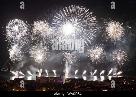 (190816) -- PARIS, Aug 16, 2019 (Xinhua) - das Feuerwerk über dem Hafen von Cannes während des Filmfestivals von Cannes 2019 der pyrotechnischen Kunst in Frankreich, Aug 15, 2019 gesehen. Der 2019 in Cannes Festival der pyrotechnischen Kunst ist von 14. Juli bis August 24, 2019 statt. Der Ursprung der Fall stammt aus dem Jahr 1967. (Foto durch Syspeo. z/Xinhua) Stockfoto