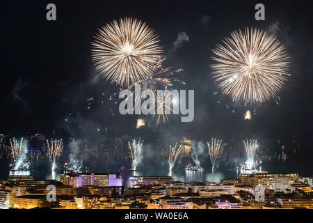 (190816) -- PARIS, Aug 16, 2019 (Xinhua) - das Feuerwerk über dem Hafen von Cannes während des Filmfestivals von Cannes 2019 der pyrotechnischen Kunst in Frankreich, Aug 15, 2019 gesehen. Der 2019 in Cannes Festival der pyrotechnischen Kunst ist von 14. Juli bis August 24, 2019 statt. Der Ursprung der Fall stammt aus dem Jahr 1967. (Foto durch Syspeo. z/Xinhua) Stockfoto