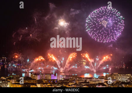 (190816) -- PARIS, Aug 16, 2019 (Xinhua) - das Feuerwerk über dem Hafen von Cannes während des Filmfestivals von Cannes 2019 der pyrotechnischen Kunst in Frankreich, Aug 15, 2019 gesehen. Der 2019 in Cannes Festival der pyrotechnischen Kunst ist von 14. Juli bis August 24, 2019 statt. Der Ursprung der Fall stammt aus dem Jahr 1967. (Foto durch Syspeo. z/Xinhua) Stockfoto