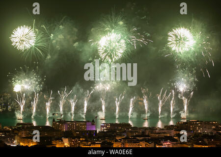 (190816) -- PARIS, Aug 16, 2019 (Xinhua) - das Feuerwerk über dem Hafen von Cannes während des Filmfestivals von Cannes 2019 der pyrotechnischen Kunst in Frankreich, Aug 15, 2019 gesehen. Der 2019 in Cannes Festival der pyrotechnischen Kunst ist von 14. Juli bis August 24, 2019 statt. Der Ursprung der Fall stammt aus dem Jahr 1967. (Foto durch Syspeo. z/Xinhua) Stockfoto