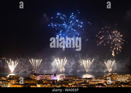 (190816) -- PARIS, Aug 16, 2019 (Xinhua) - das Feuerwerk über dem Hafen von Cannes während des Filmfestivals von Cannes 2019 der pyrotechnischen Kunst in Frankreich, Aug 15, 2019 gesehen. Der 2019 in Cannes Festival der pyrotechnischen Kunst ist von 14. Juli bis August 24, 2019 statt. Der Ursprung der Fall stammt aus dem Jahr 1967. (Foto durch Syspeo. z/Xinhua) Stockfoto