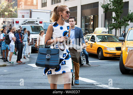 Menschen Überqueren der Straße während der Morgen in New York City. Täglichen Lebensstil street scene Stockfoto