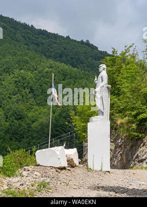 VAGLI SOTTO, Lucca, Italien - 8 August, 2019: eine Marmorstatue von US-Präsident Donald Trump im Park von Ehre und Schande in der Nähe von Vagli See Stockfoto