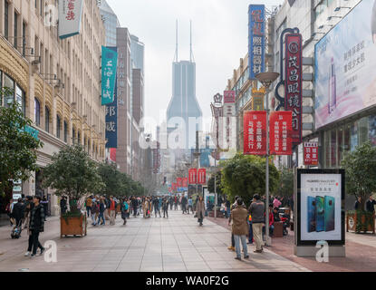 East Nanjing Road, eine der belebtesten Straßen der Stadt, Shanghai, China Stockfoto