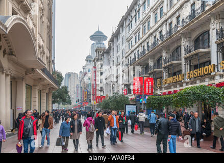 East Nanjing Road, eine der belebtesten Straßen der Stadt, Shanghai, China Stockfoto