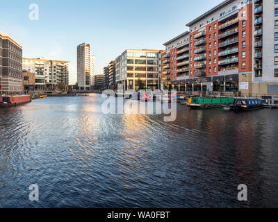 Moderne Gebäude um Leeds Dock bei Sonnenuntergang Leeds West Yorkshire England Stockfoto