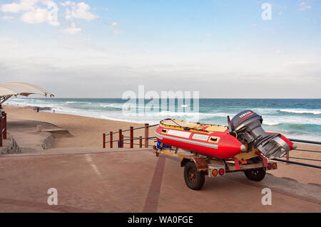 DURBAN, Südafrika - August 12, 2019: Rescue Boot surfen Sie auf der Promenade in der Nähe der Strand in Umhlanga Rocks, in der Nähe von Durban, KwaZulu-Natal, Südafrika Stockfoto