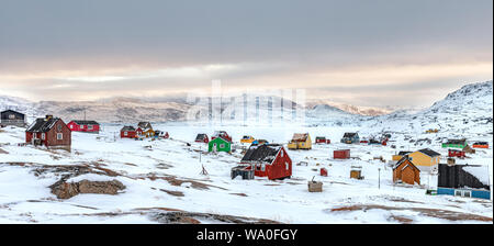 Bunte Häuser in die kleine Inuit Siedlung Rodebay, Westgrönland Stockfoto