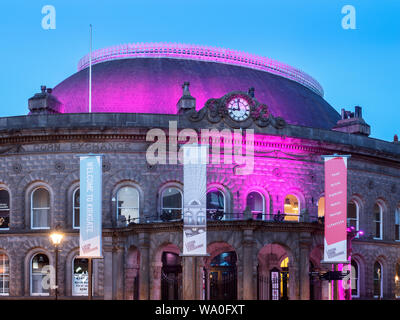 Die Corn Exchange beleuchtet, die durch violette Leuchten in der Dämmerung Leeds West Yorkshire England Stockfoto