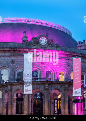 Die Corn Exchange beleuchtet, die durch violette Leuchten in der Dämmerung Leeds West Yorkshire England Stockfoto