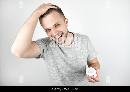 Junger stattlicher Mann mit Wachs zu sein Haar auf isolierten weißen Hintergrund. Stockfoto