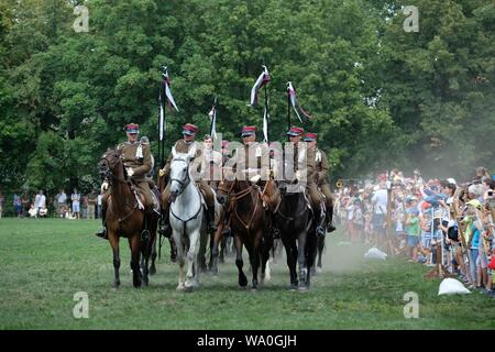 (190816) - Warschau, Aug 16, 2019 (Xinhua) - Reiter? während einer Kavallerie zeigen durchführen? An der Königlichen Lazienki-park Streitkräfte Tag in Warschau, Polen, am 15 August, 2019 zu feiern. (Xinhua / Zhou Nan) Stockfoto