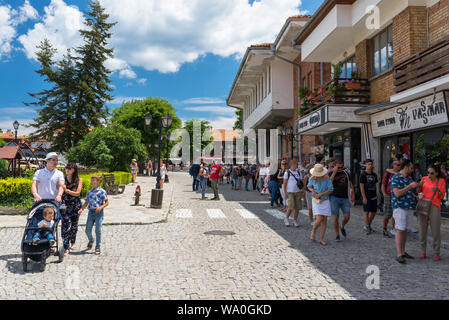 Nessebar, Bulgarien vom 15. Juli 2019. Eine Masse von Menschen zu Fuß rund um die alten und historischen Stadt Nessebar in Bulgarien. Stockfoto