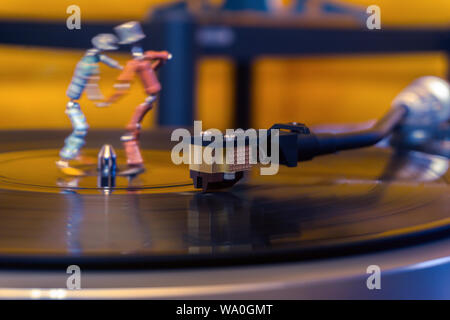 Perm, Russland - November 4, 2018: Zwei lustige kleine menschliche Figuren, etwa von Widerständen und Transistoren zusammen geschweißt, Tanz auf einer rotierenden vinyl Reco Stockfoto