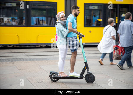 E-Scooter, Elektro Roller, Roller, Fahren, am Alexander Platz in Berlin fahren zu zwei, Elektroroller, fahren zwei, mehrere, in Stockfoto
