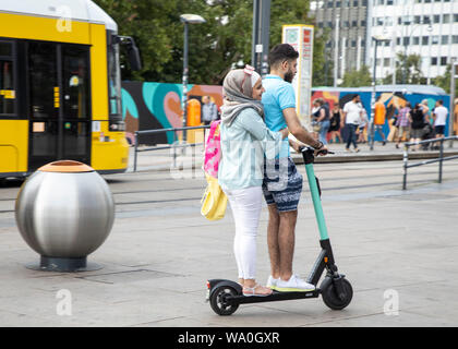 E-Scooter, Elektro Roller, Roller, Fahren, am Alexander Platz in Berlin fahren zu zwei, Elektroroller, fahren zwei, mehrere, in Stockfoto