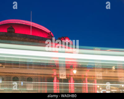 Lichter eines vorbeifahrenden Bus am Corn Exchange leuchtet in der Dämmerung Leeds West Yorkshire England Stockfoto