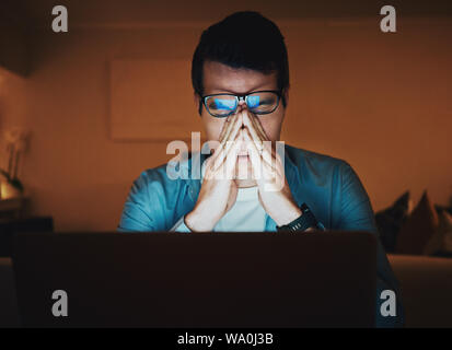 Man spät in der Nacht mit Kopfschmerzen Stockfoto