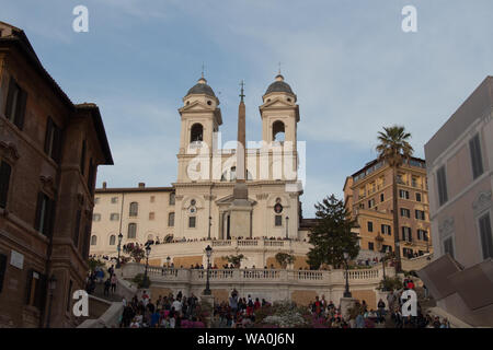Italien, Rom - 15. April 2017: Die Ansicht der Trinita dei monti Kirche seeign von der Piazza di Spagna am 15. April 2017, Latium, Italien. Stockfoto