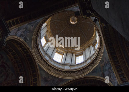 Italien, Rom - 15. April 2017: Die innenansicht der Kuppel von Sant'Ambrogio e Carlo Al Corso Kirche am 15. April 2017, Latium, Italien. Stockfoto