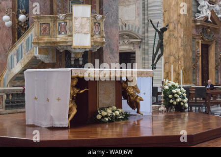 Italien, Rom - 15 April 2017: der Blick auf Altar in Sant'Ambrogio e Carlo Al Corso Kirche am 15. April 2017, Latium, Italien. Stockfoto