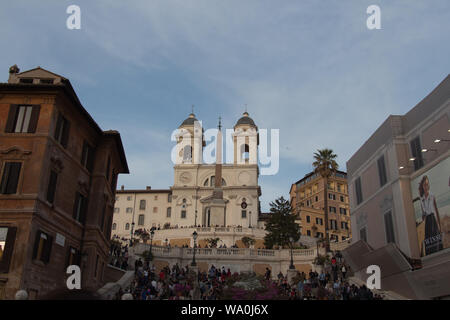 Italien, Rom - 15. April 2017: Die Ansicht der Trinita dei monti Kirche seeign von der Piazza di Spagna am 15. April 2017, Latium, Italien. Stockfoto