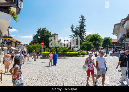 Nessebar, Bulgarien vom 15. Juli 2019. Eine Masse von Menschen zu Fuß rund um die alten und historischen Stadt Nessebar in Bulgarien. Stockfoto