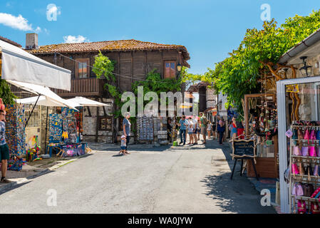 Nessebar, Bulgarien vom 15. Juli 2019. Eine Masse von Menschen zu Fuß rund um die alten und historischen Stadt Nessebar in Bulgarien. Stockfoto