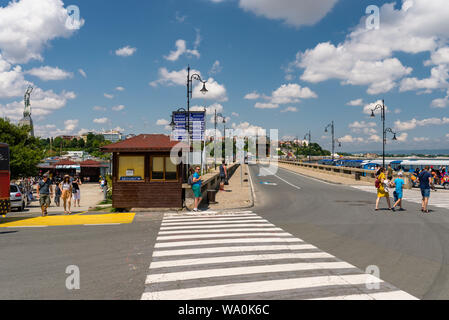 Nessebar, Bulgarien vom 15. Juli 2019. Eine Masse von Menschen zu Fuß rund um die alten und historischen Stadt Nessebar in Bulgarien. Stockfoto