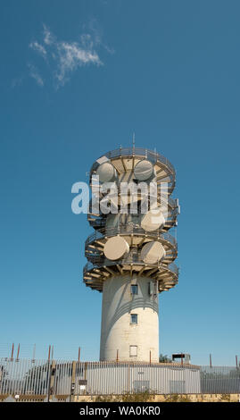 Telekommunikation Turm vor einem blauen Himmel. Stockfoto